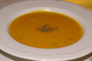Kürbis-Suppe mit Orangen und Thymian