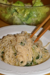 Reisnudeln mit Pak Choi und Ingwer