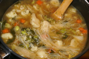 Chinesische Suppe mit Reisnudeln