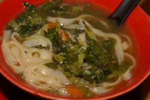 Kohlsuppe mit breiten Reisnudeln