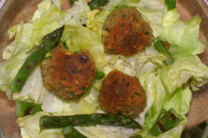 Spargel-Blattsalat mit Falafel 