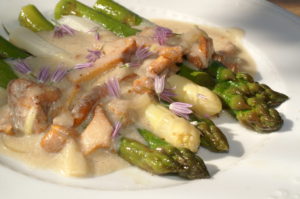 Spargel mit Eierschwammerlsauce