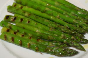 Grüner Spargel vom Grill