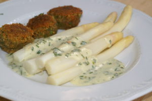 Weißer Spargel mit Schnittlauchsauce und Falafel