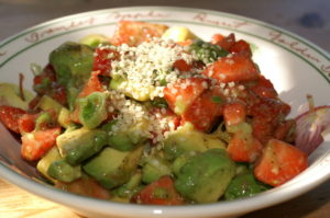 Avocado-Erdbeer-Salat mit Hanfsamen