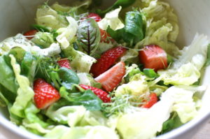 Erdbeeren im Salat