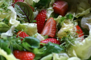 Erdbeeren im Salat