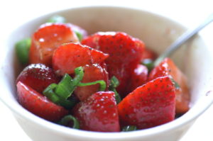 Frühlingszwiebelsuppe mit Erdbeeren