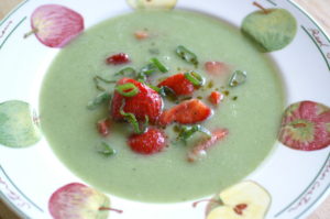 Frühlingszwiebelsuppe mit Erdbeeren