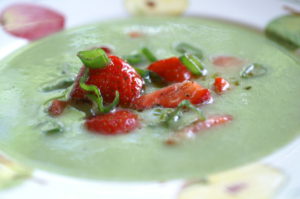 Frühlingszwiebelsuppe mit Erdbeeren