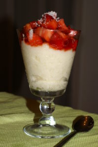 Kokospudding mit marinierten Erdbeeren