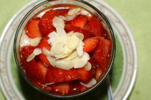 Mandelpudding mit marinierten Erdbeeren