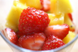 Obstsalat mit Pinienkernen