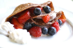 Kakao-Palatschinken mit Erdbeer-Cashew-Creme