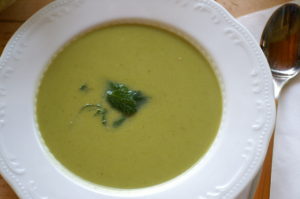 Erbsen-Kokos-Suppe mit Zitronenmelisse