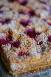 Pfirsich-Kokos-Kuchen mit Himbeeren