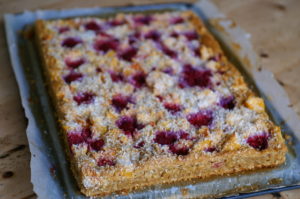 Pfirsich-Kokos-Kuchen mit Himbeeren