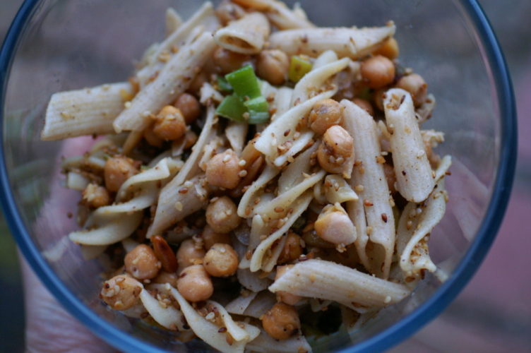 Nudelsalat mit Kichererbsen und Sesam