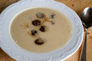 Bohnensuppe mit Balsamicozwiebeln 