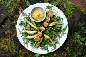 Tofuspieß auf Ruccola mit Mangocreme und Avocado