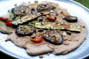 orientalisches Fladenbrot mit gebratenem Gemüse