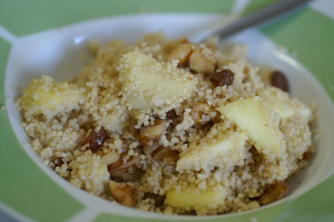 süßer Couscous mit Äpfeln und Nüssen - Ehrlich und Echt