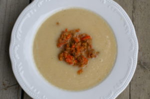 cremige Kohlrabisuppe mit scharfen Paprika-Linsen