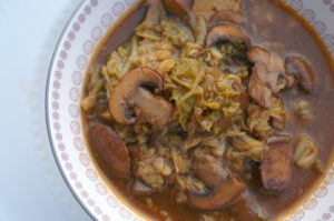würzige Kohlsuppe mit Pilzen