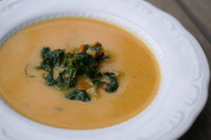 Karotten Oragensuppe mit Spinatgemüse