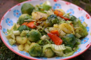 Kartoffelsalat mit Endivien, Kürbis und Kohlsprossen
