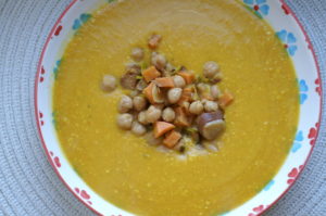 Süßkartoffel Kürbis Suppe mit Kichererbsen