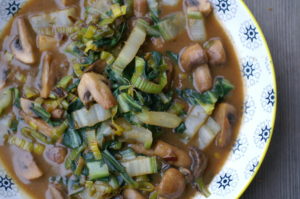 cremiges Pilz-Mangold-Lauch-Gemüse
