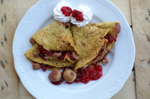 Palatschinken mit Preiselbeeren und Maroni