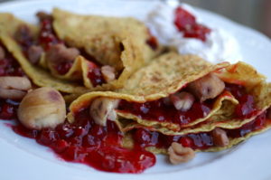 Palatschinken mit Preiselbeeren und Maroni