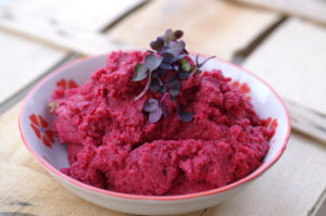 Rote Rüben Hummus mit Kümmel