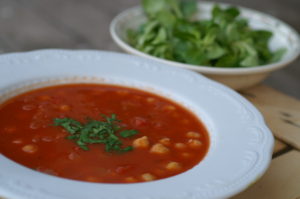 Tomatensuppe mit Kichererbsen