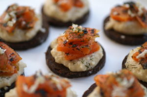 Karottenlachs-Brötchen mit Cashew-Kren-Aufstrich