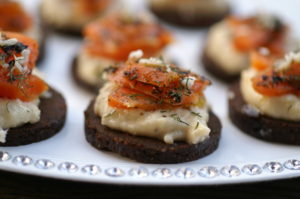 Karottenlachs-Brötchen mit Cashew-Kren-Aufstrich