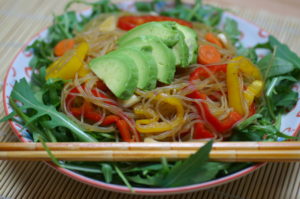 Glasnudelsalat mit Avocado und Paprika auf Rucola