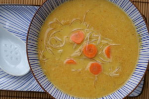 Karotten-Ingwersuppe mit Glasnudeln