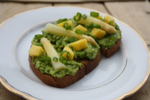 Brötchen mit Hummus 