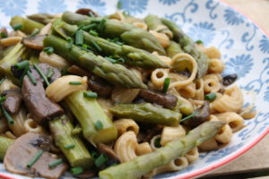 Spargel-Pilz-Gemüse mit Hörnchen