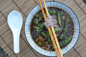 Spargelsuppe mit Reisnudeln