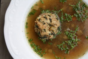 klare Pestosuppe mit Bärlauchknöde