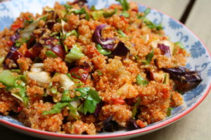 Roter Quinoa-Paprika-Salat
