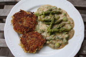 Kartoffelröstis mit Dill-Spargel