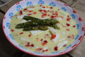 Maissuppe mit Spargel und Reisnudeln