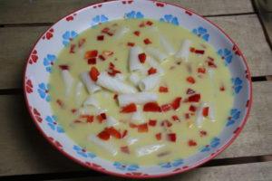 Maissuppe mit Reisnudeln und Paprika