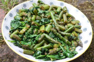 Spargel-Spinat-Gemüse mit Knoblauch
