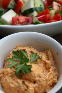 Liptauer-Hummus mit Gurkerl und Paprikstückchen